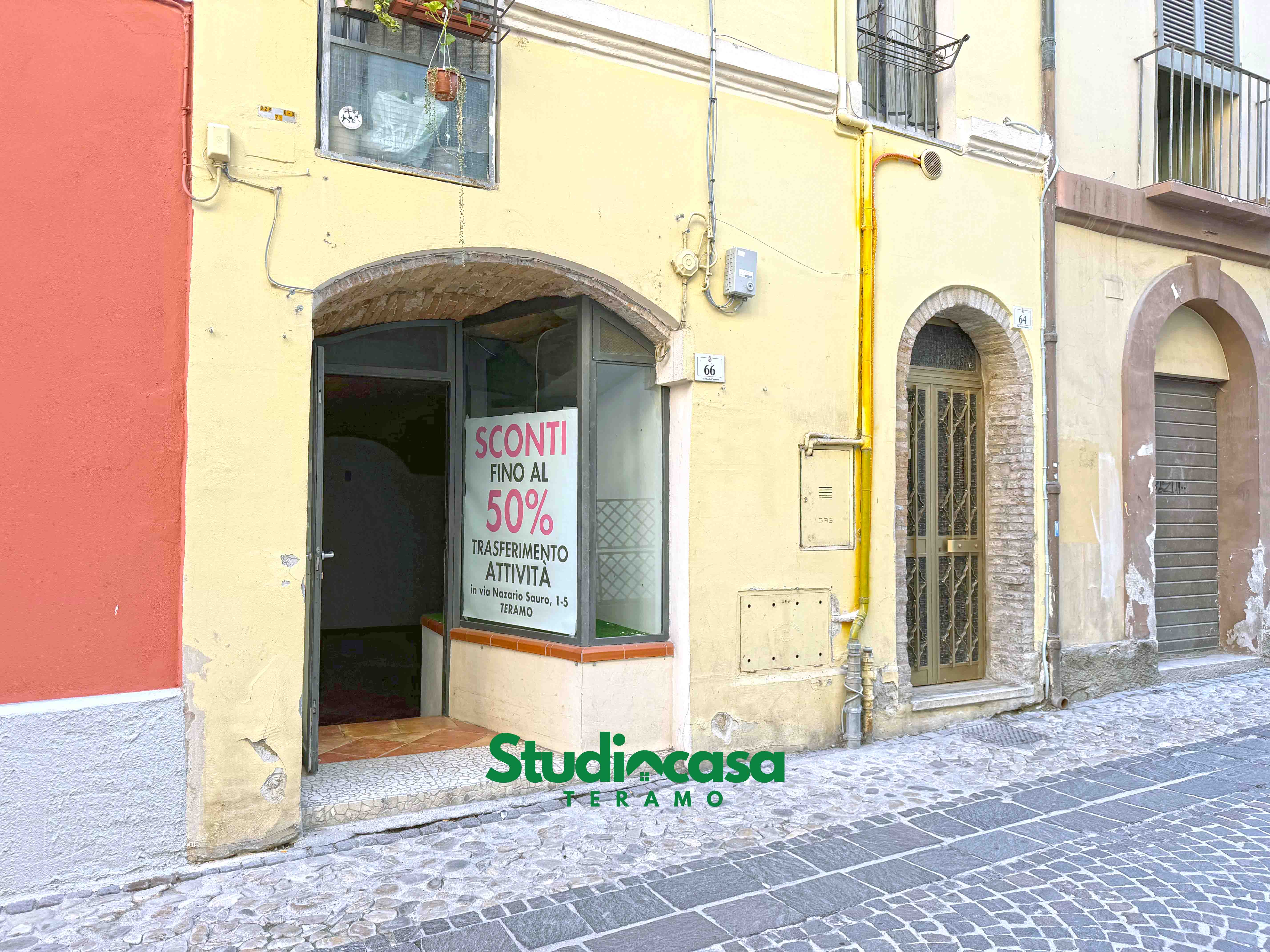 Locale commerciale, Via Mario Capuani.